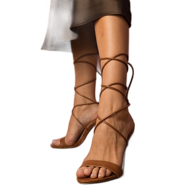 Barna fűzős szandál az Aceline cégtől