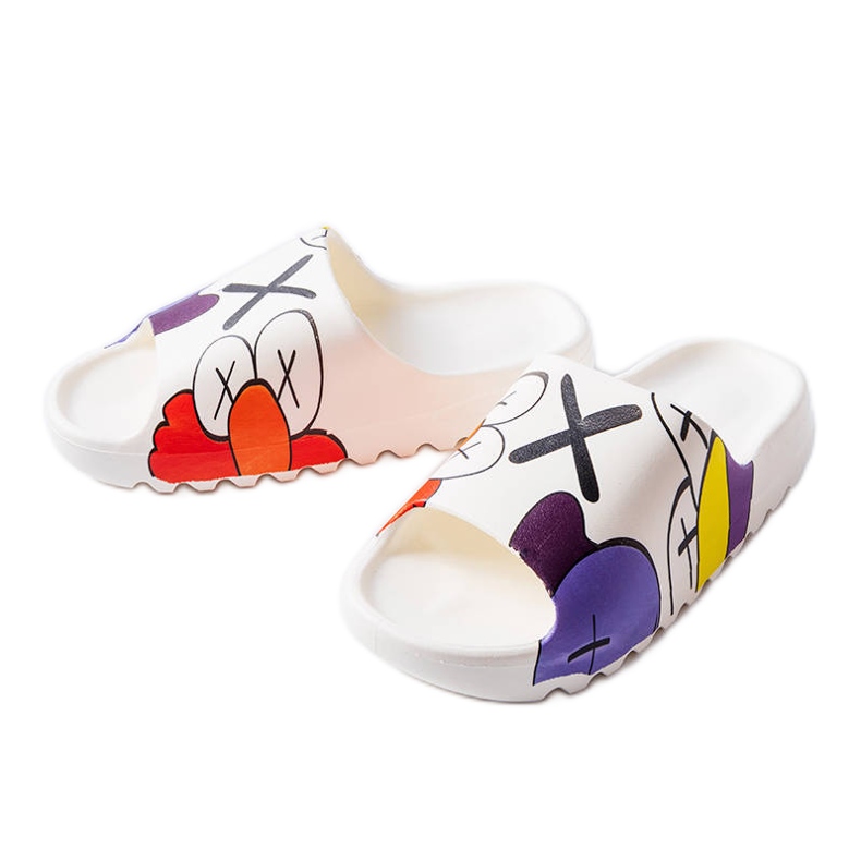 Fehér papucs futófelülettel és nyomatokkal