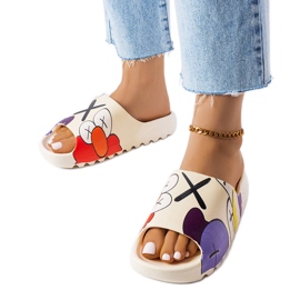 Bézs csúszdák futófelülettel és nyomatokkal Bézs csúszdák futófelülettel és nyomatokkal