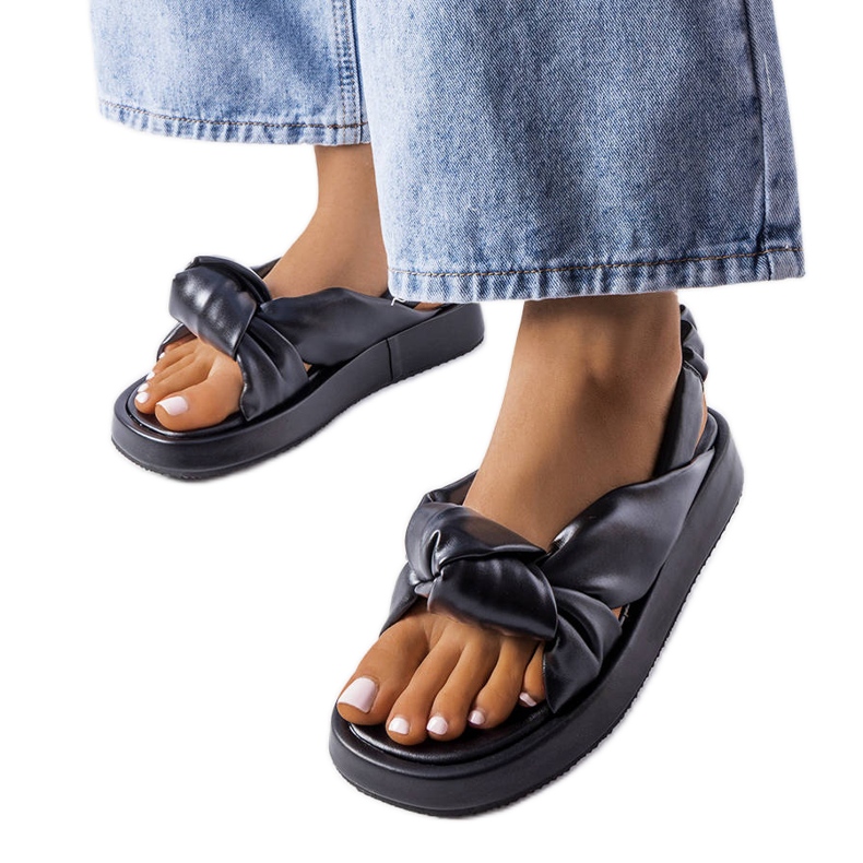 A márka fekete ékszandálja Clarice