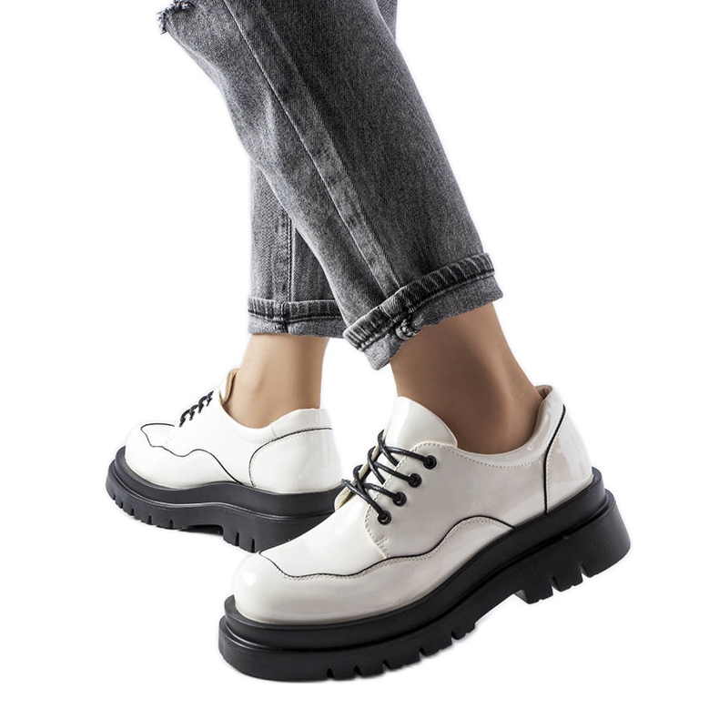 Fehér brogues masszív Cheshire talpon