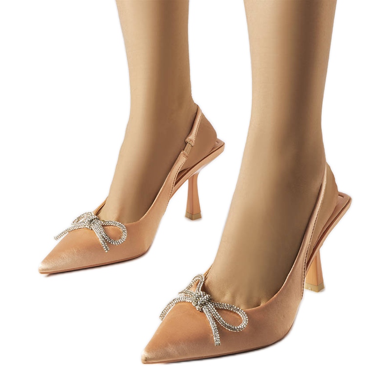 Bézs sarkú, Wildrose masnival