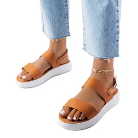 A márka barna platformszandálja Isaac