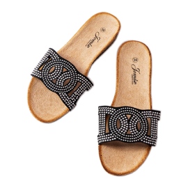 Lagacé fúvókákkal díszített fekete csúszdák