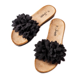 Virágokkal díszített fekete papucs Virágokkal díszített fekete papucs