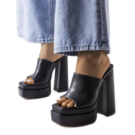 BM Fekete magassarkú szandál a Mercure márkától BM Fekete magassarkú szandál a Mercure márkától