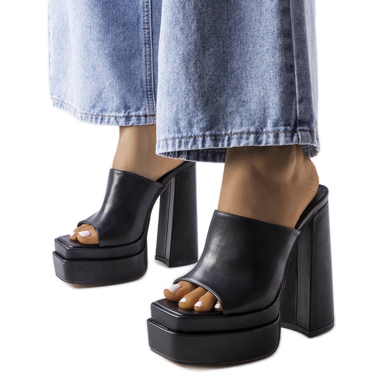 BM Fekete magassarkú szandál a Mercure márkától