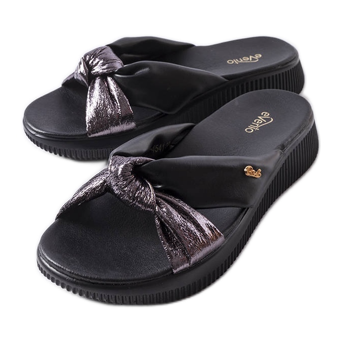 A márka fekete ékszandálja Luce