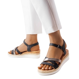 A márka fekete ékszandálja Ridenour