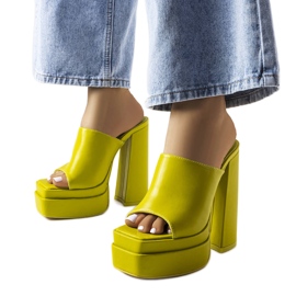 Zöld magassarkú szandál a Mercure márkától