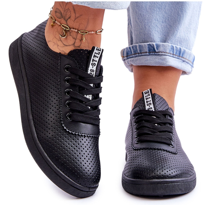 Női áttört fűzős tornacipő, fekete karinell fehér