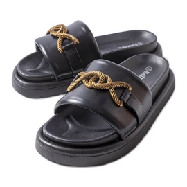 Fekete platformszandál a Frédérique márkától Fekete platformszandál a Frédérique márkától