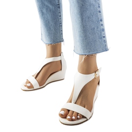 A márka fehér ékszandálja Durepos