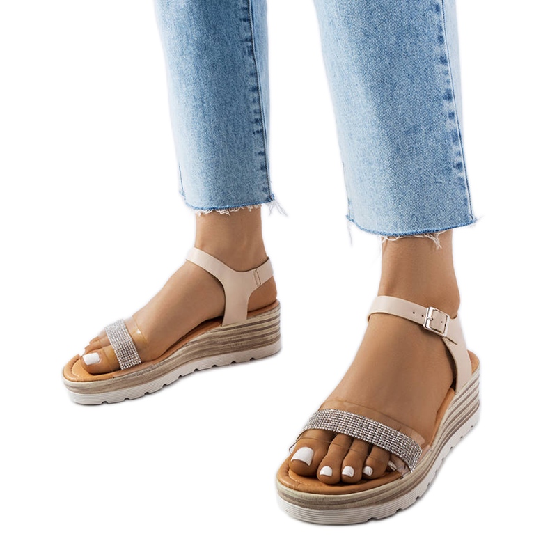 A márka bézs színű szandálja Bussière