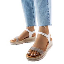 Bussière fehér ékszandál