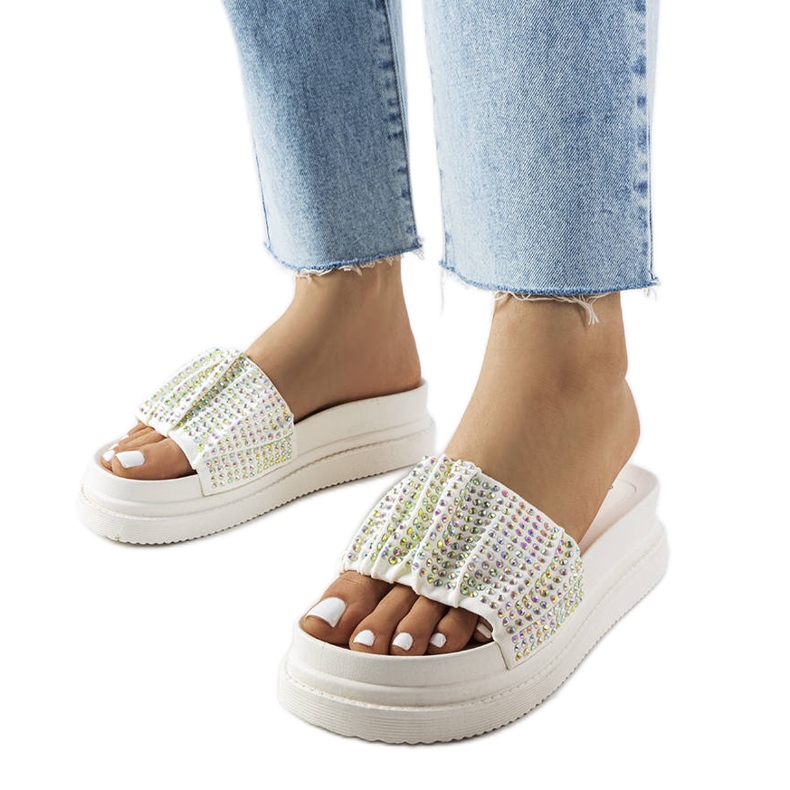 Fehér szandál az emelvényen cirkóniákkal a Franet-től