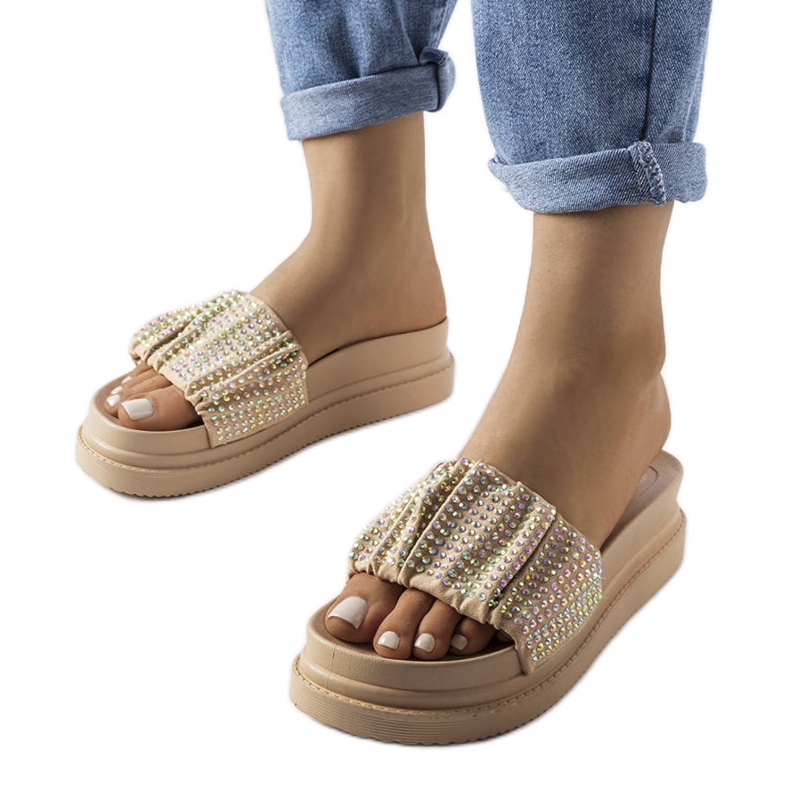 Franet bézs színű platformszandál cirkóniákkal