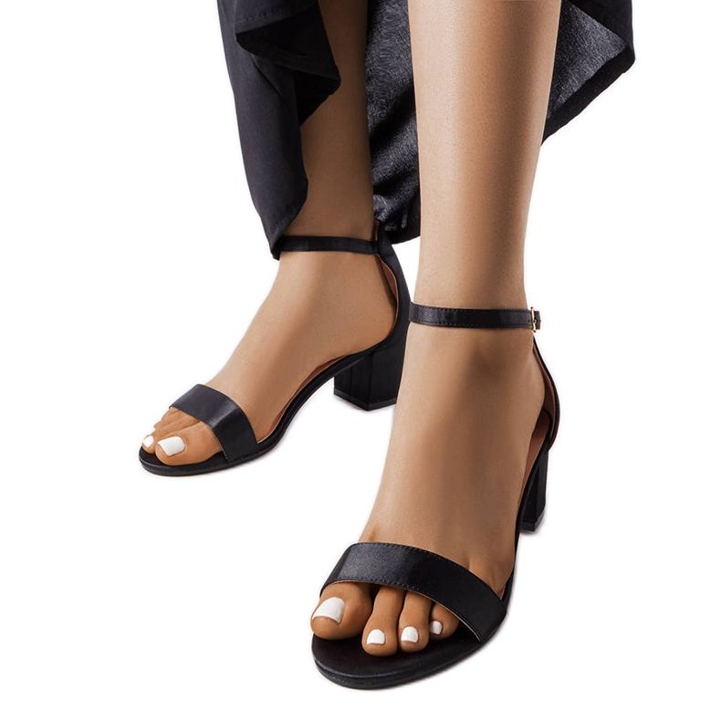 Fekete szandál alacsony sarkon a Bingamon márkától