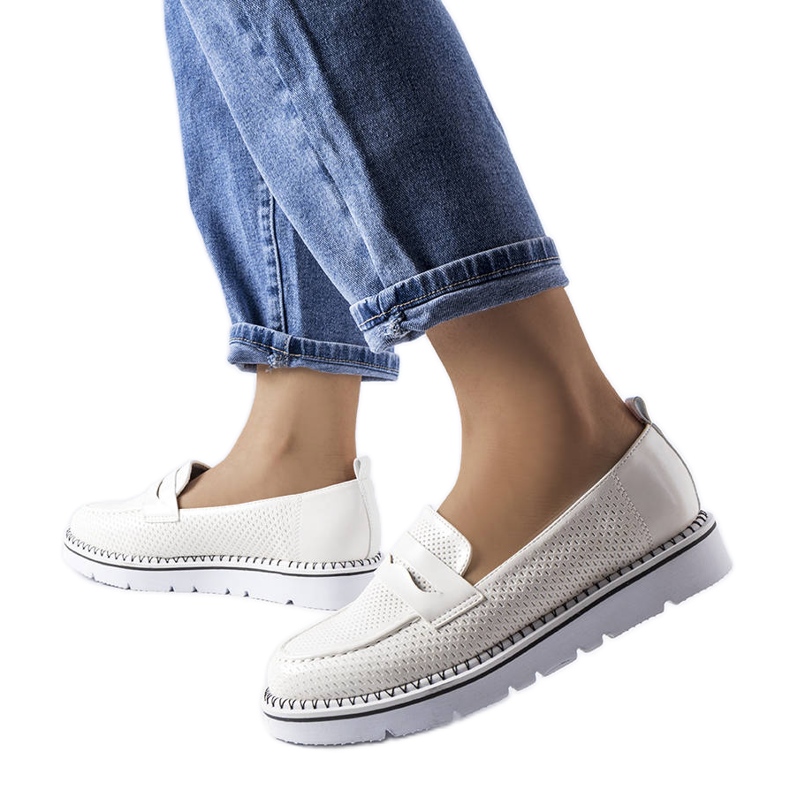 A márka fehér perforált cipője Bloomsburg