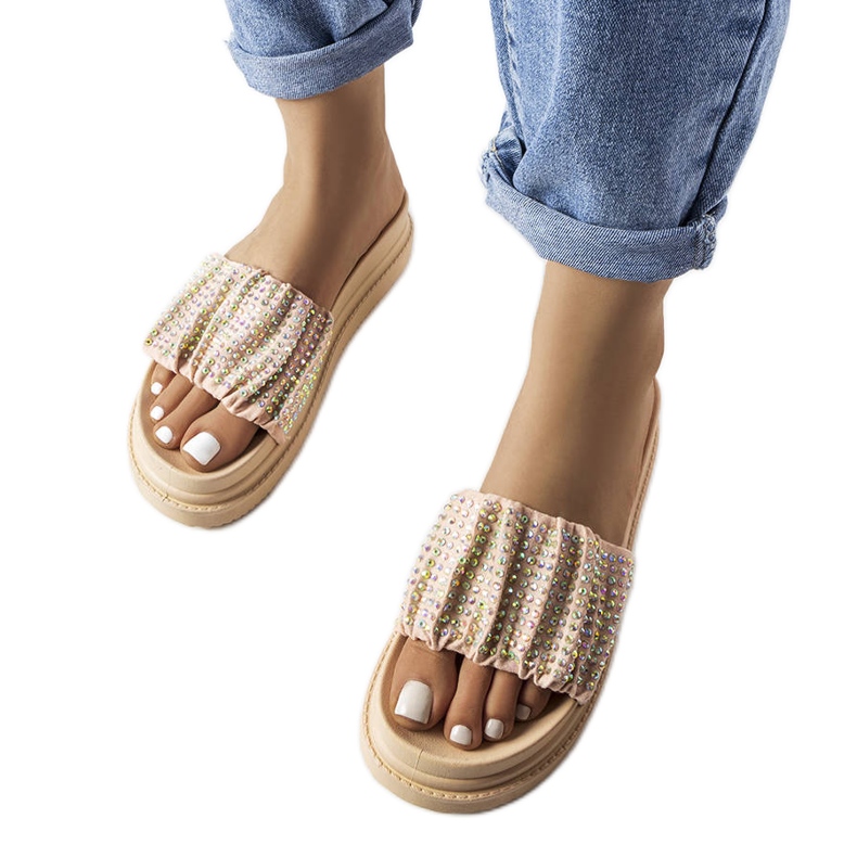 Rózsaszín szandál az emelvényen cirkóniákkal a Franet-től