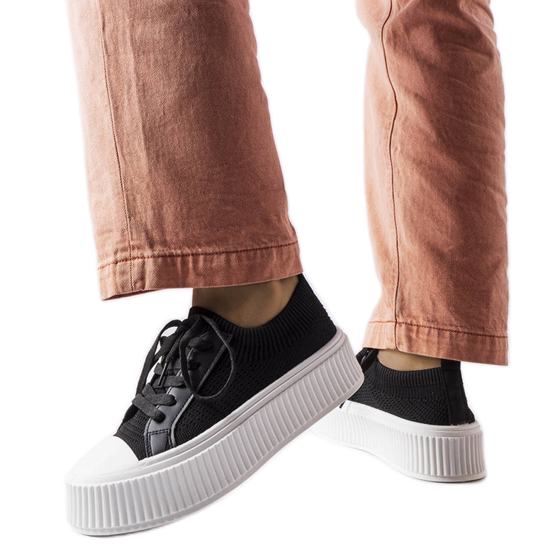 Fekete szövet tornacipő a Mallus platformon