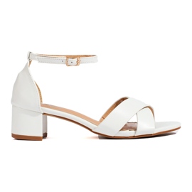 Fehér elegáns alacsony sarkú szandál a Shelovet márkától