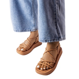 A márka barna platformszandálja Brunelle