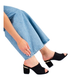 Vinceza Vincez fekete csúszik a poszton Vinceza Vincez fekete csúszik a poszton