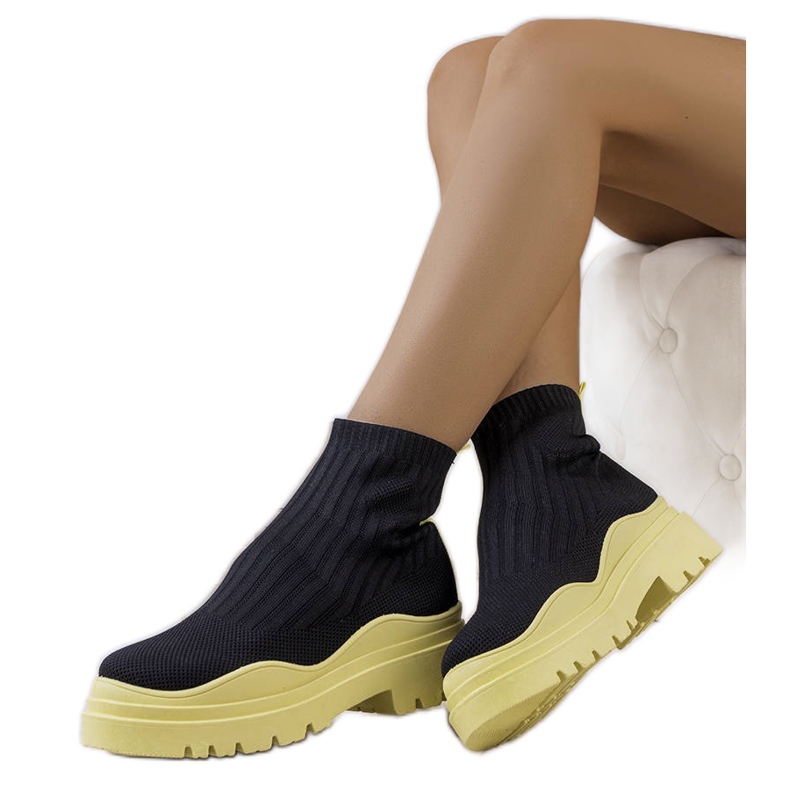 Fekete és sárga magas tornacipő a Marks-tól