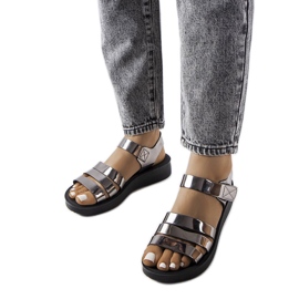 Szürke lakkozott ékszandál a Covillon márkától Szürke lakkozott ékszandál a Covillon márkától