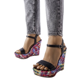 A márka fekete ékszandálja Fairmont