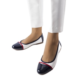 Fehér és sötétkék balerinák a Salmons-tól