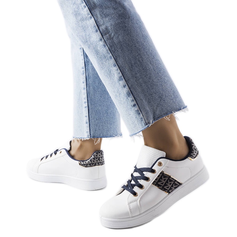 Inna Fehér tornacipő díszített felsőrésszel a Saurioltól