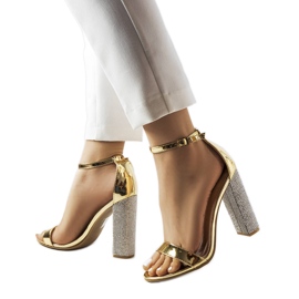 Arany szandál dekoratív Rette oszlopon aranysárga Arany szandál dekoratív Rette oszlopon aranysárga