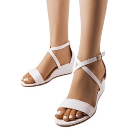 Öblítő fehér ékszandál