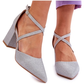 Divatos fényes pumpák egy ezüst Galaxy sarkon Divatos fényes pumpák egy ezüst Galaxy sarkon