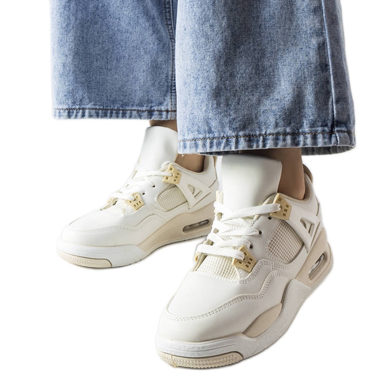 Kombinált anyagokból készült bézs tornacipő a Malastól