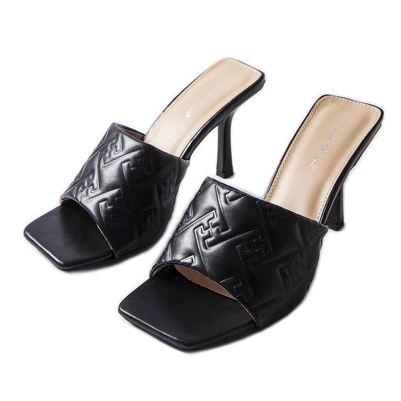 Fekete elegáns sarkú szandál a Cambrina márkától