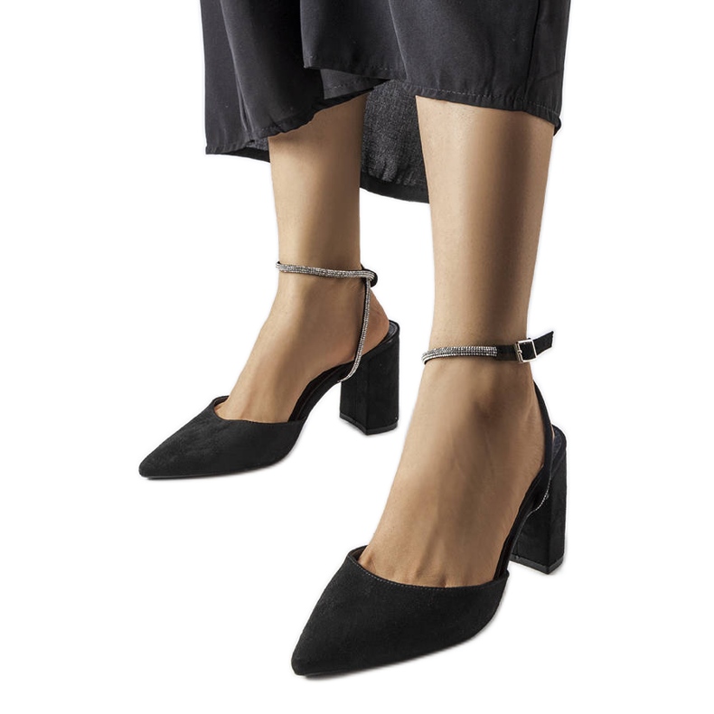 Fekete sarkú pumpák a Stella-tól