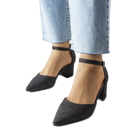 Fekete alacsony sarkú pumpák a Sttele márkától Fekete alacsony sarkú pumpák a Sttele márkától