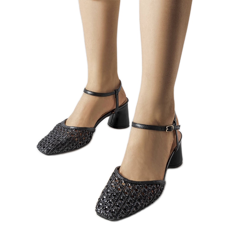 Fekete áttört magassarkú szandál a Werina cégtől