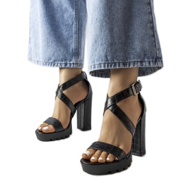 Fekete magas sarkú szandál a Trépanier márkától
