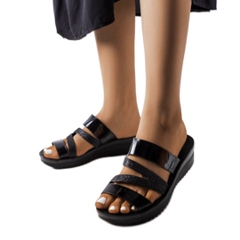 Loli fekete fényes papucsát Loli fekete fényes papucsát