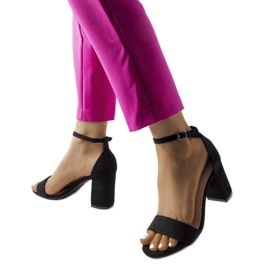 Fekete alacsony sarkú szandál a Lourna márkától Fekete alacsony sarkú szandál a Lourna márkától