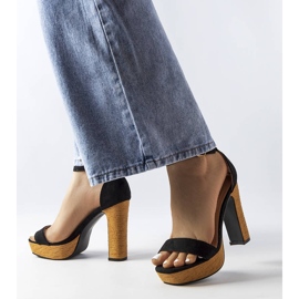 Inna Fekete magassarkú szandál a Selsa márkától Inna Fekete magassarkú szandál a Selsa márkától