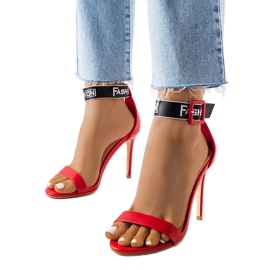 Szabadkőműves piros magassarkú szandál