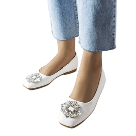 Fehér balerinák Miren brosssal Fehér balerinák Miren brosssal