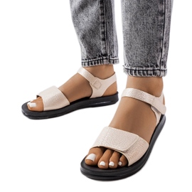 Bézs szandál dekoratív felsőrésszel a Philiptől Bézs szandál dekoratív felsőrésszel a Philiptől