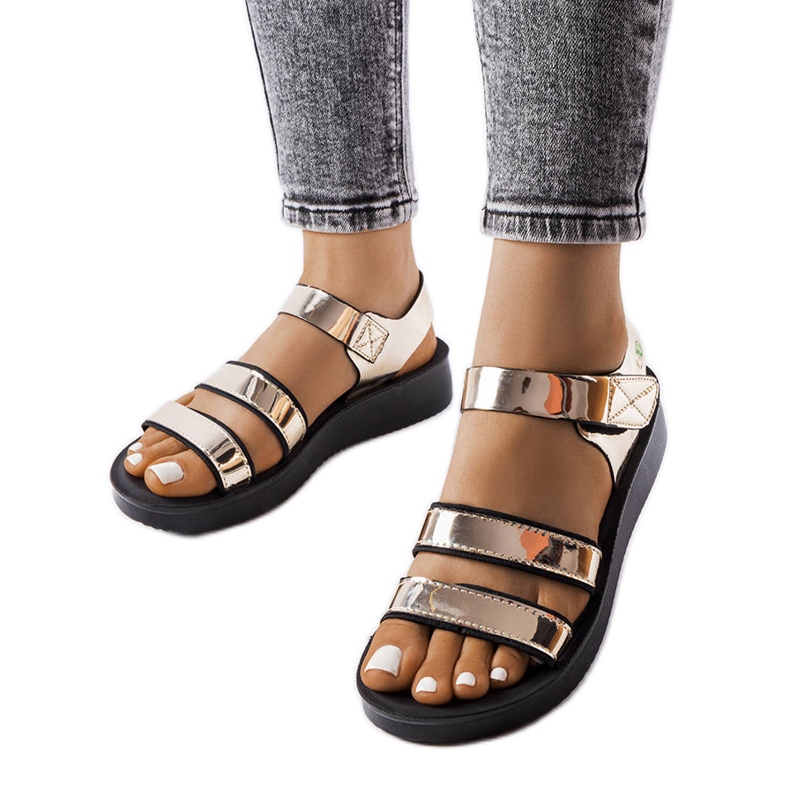 Arany lakkozású Brices szandál aranysárga