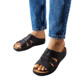 A márka világos fekete szandálja Oliwia